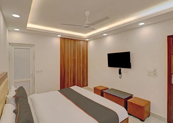 Collection O Spot Light Near Tughlakabad Station Metro Station