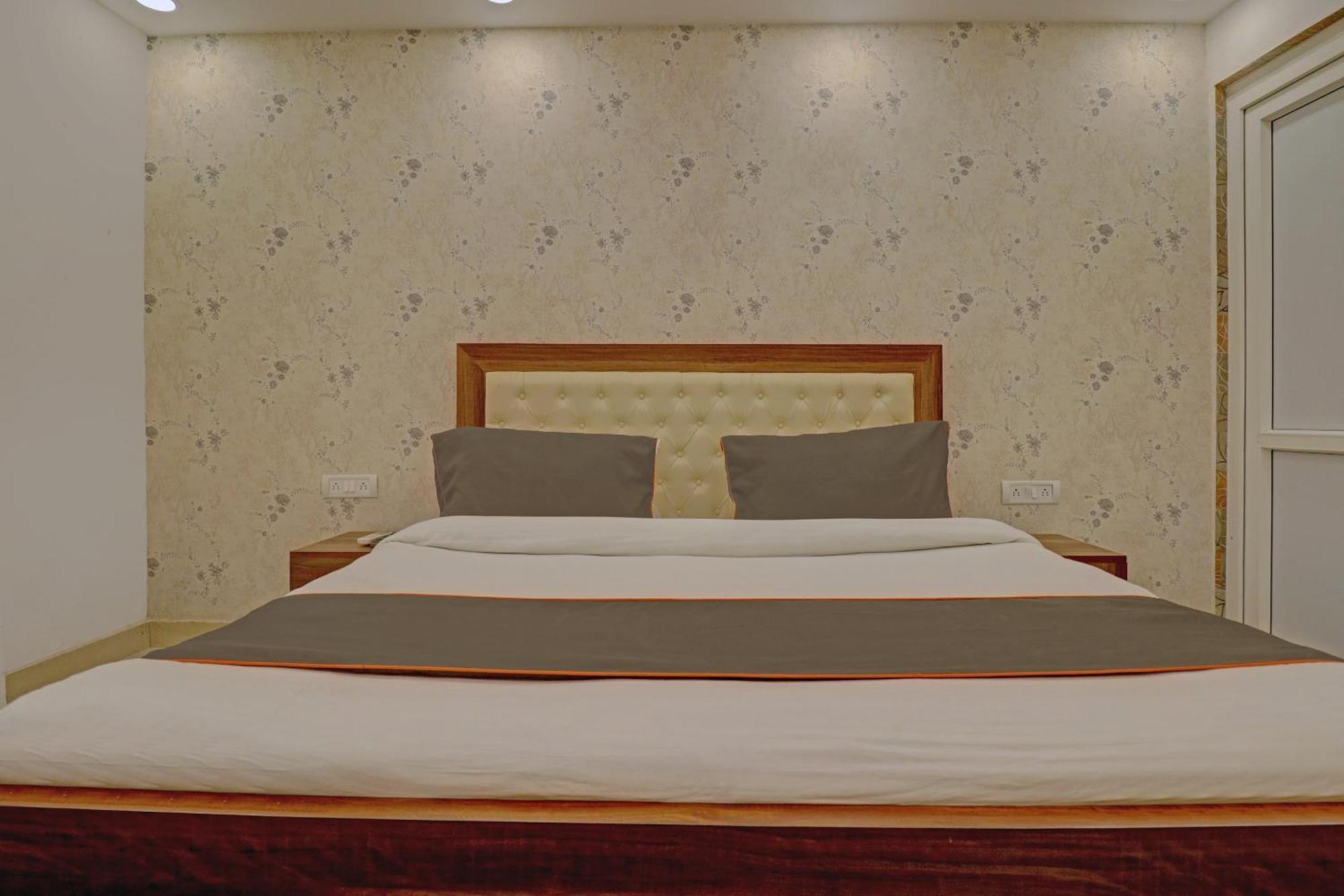Collection O Spot Light Near Tughlakabad Station Metro Station 4* Delhi (National Capital Territory of India)
