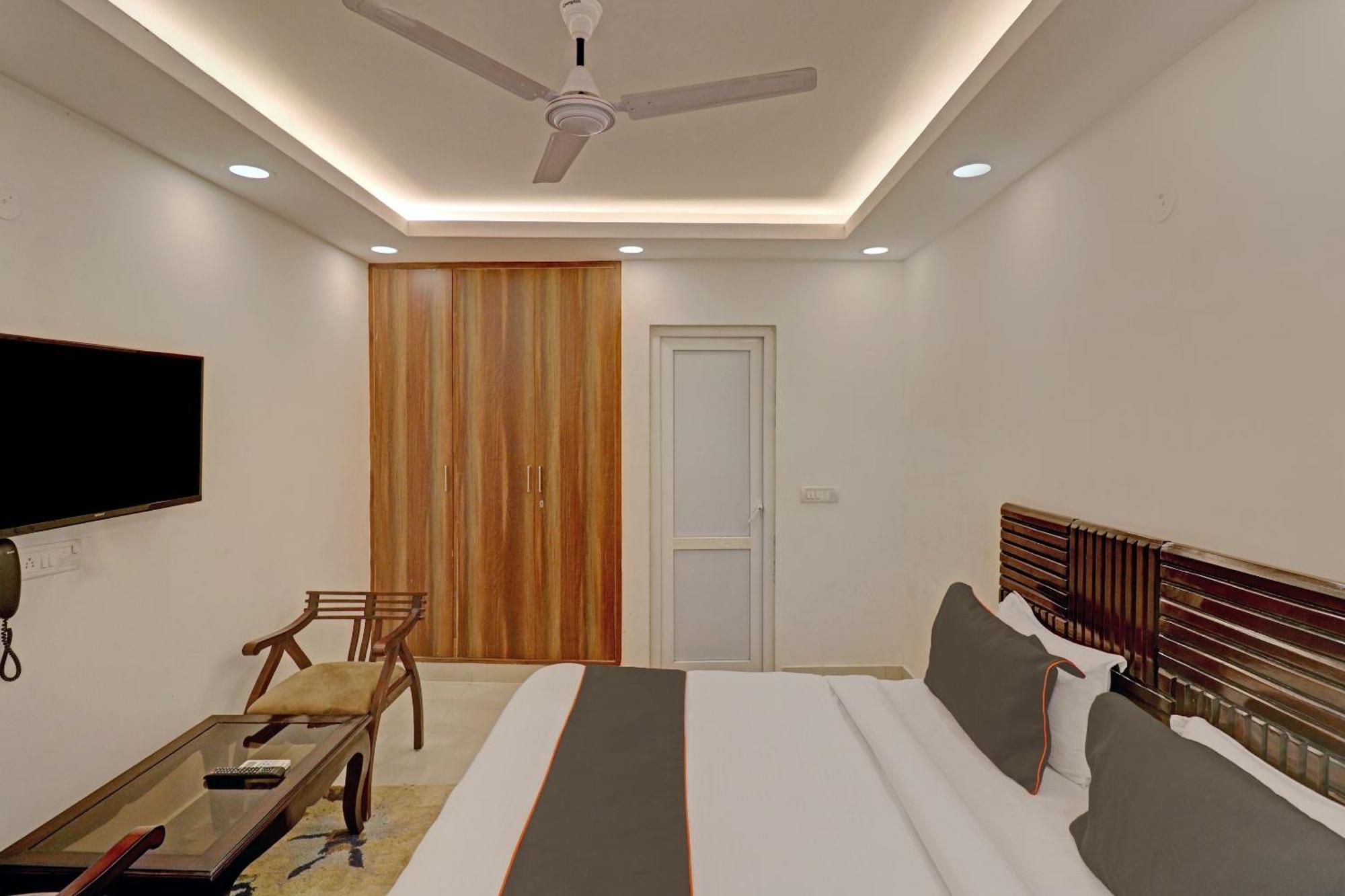Hotel Collection O Spot Light Near Tughlakabad Station Metro Station 4*